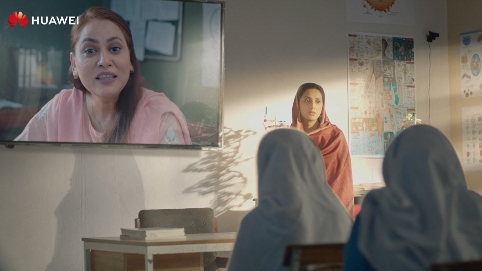 Patients at the Gokina clinic in a video consultation with a female doctor