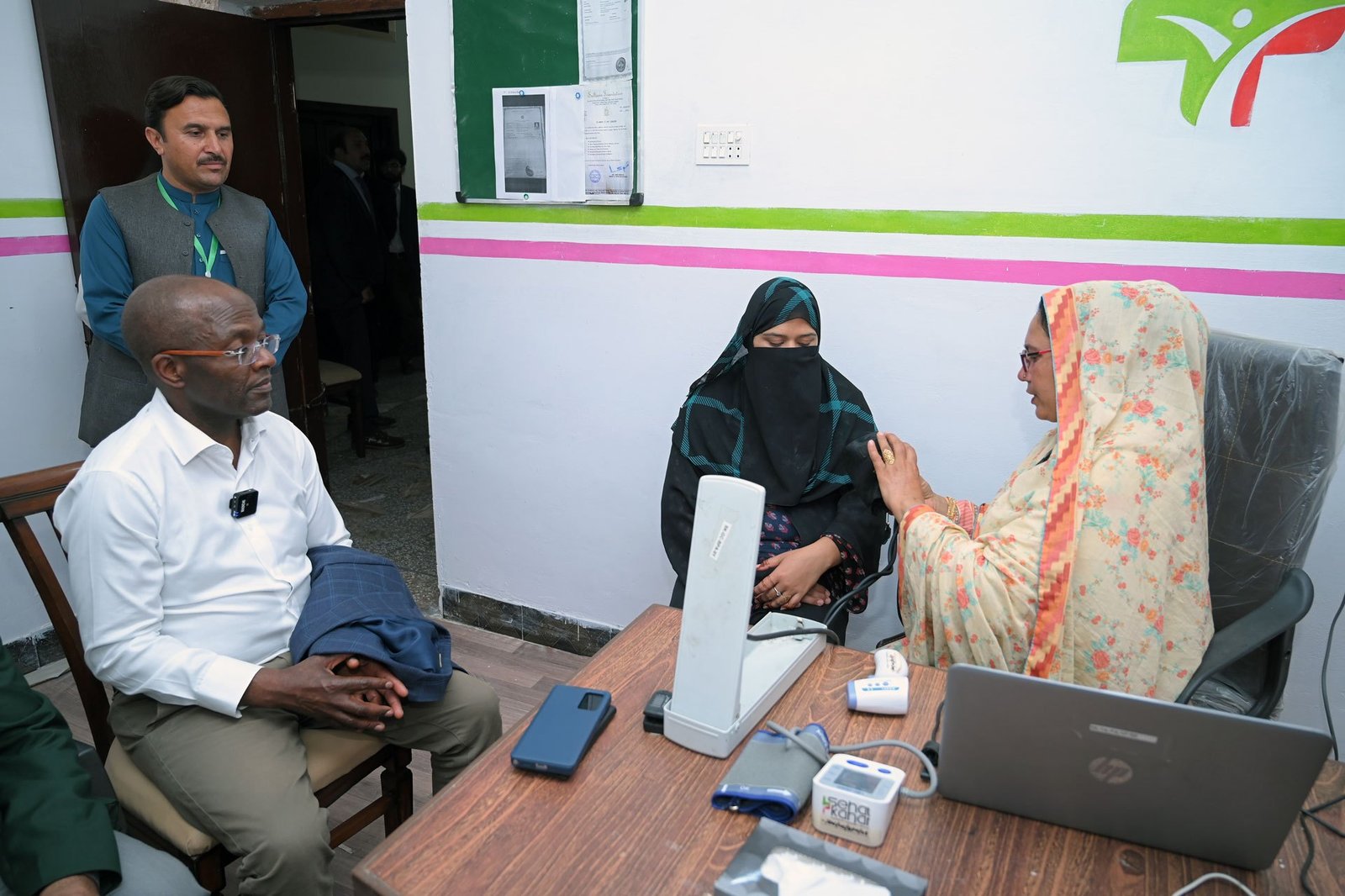 Telemedicine appointment at the Sehat Kahani e-health clinic in Gokina observed by the ITU BDT Director